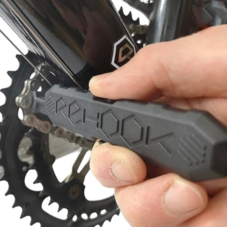 Get your chain back on your fat bike without the mess. Takes Just 3 Seconds! We've all been there where your chain falls off and your have to get it back on by hand.&nbsp;Ultimately, you end up with dirt and grease all over your hands or gloves. Attaches to your bike, so it's ready when you need it most. Lightweight - 20g. Great gift idea for cycling&nbsp;enthusiasts.
